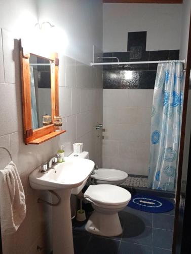 Un baño con lavabo, inodoro y ducha. en Sito y Pocha 2, en Veinticinco de Mayo