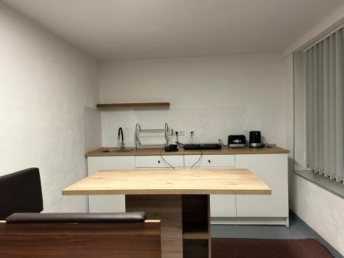 DeutschneudorfにあるApartment Gimmler mit Sauna-Banjaのキッチン(木製テーブル、シンク付)