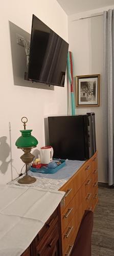 Fabienneにあるテレビまたはエンターテインメントセンター