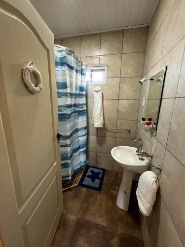 a small bathroom with a sink and a shower at Paz&Mar in Mar del Sur