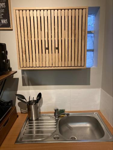 - un évier de cuisine avec un pot dans l'établissement Appartement calme et cosy, à Tarbes