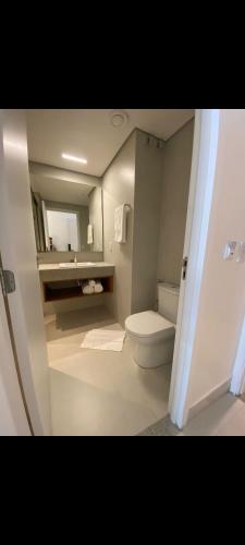 łazienka z toaletą, umywalką i lustrem w obiekcie GAV Porto Alto Resort w mieście Ipojuca