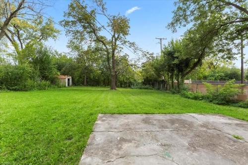 an empty yard with trees and grass at Westchester Retreat King bed in Westchester