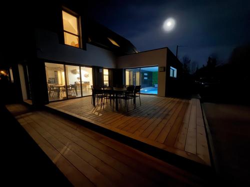Μπαλκόνι ή βεράντα στο la villa iodée, le confort d une maison neuve équipée d une piscine intérieure chauffée toute l année, très proche des plus belles plages