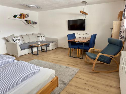 una sala de estar con un sofá y una mesa en Zentrales Apartment in Seefeld, en Seefeld in Tirol