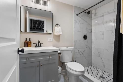 Koupelna v ubytování Luxury King Bd w Game Room & Fire Pit 17 miles to Downtown