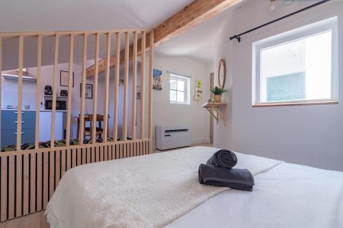 une chambre avec un grand lit blanc et une fenêtre dans l'établissement Lideale Studio - Air-conditioned - 4 min Gare matabiau, à Toulouse