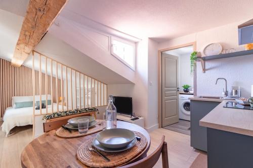 une cuisine et un salon avec une table et un évier dans l'établissement Lideale Studio - Air-conditioned - 4 min Gare matabiau, à Toulouse