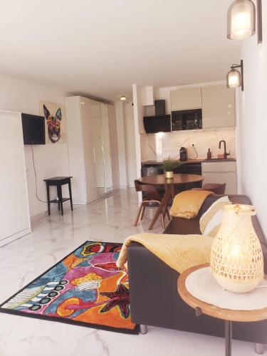 un salon avec un lit et une salle à manger dans l'établissement Résidence bord de mer, Cannes Midi, Accès direct à la plage, à Cannes