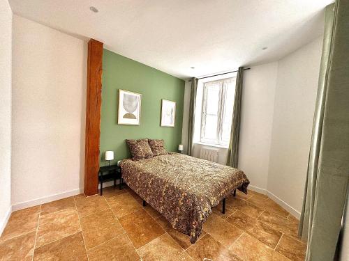 une chambre avec un lit et une fenêtre dans l'établissement Spacieux et atypique avec place de parking devant la porte d'entrée, à Orléans