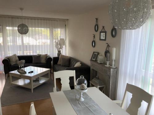 una sala de estar con un sofá y una mesa en 3 und halb Zimmer Wohnung 10 Minute zum ESC, en Pratteln