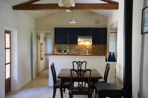 une salle à manger et une cuisine avec une table et des chaises dans l'établissement Gite dans un château féodal au coeur de la Toscane occitane Albi-Cordes-Rabastens, à Senouillac