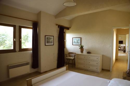 une chambre avec un lit, une commode et une fenêtre dans l'établissement Gite dans un château féodal au coeur de la Toscane occitane Albi-Cordes-Rabastens, à Senouillac