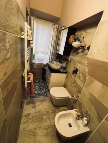a small bathroom with a toilet and a sink at Casa da Ida in Portoferraio