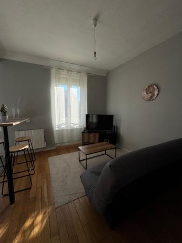 un salon avec un canapé et une table dans l'établissement Centre ville - Proche cité médiévale, à Carcassonne