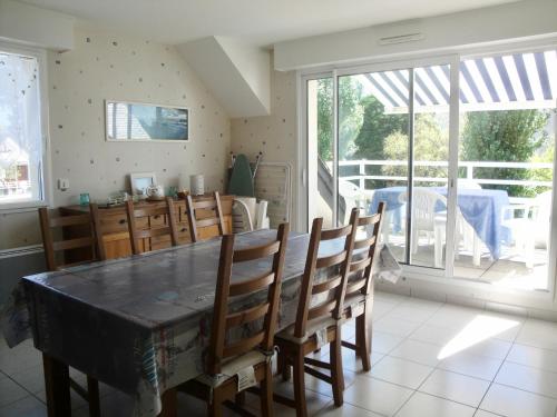 une salle à manger avec une table et des chaises dans l'établissement Relax à Carnac, à Carnac