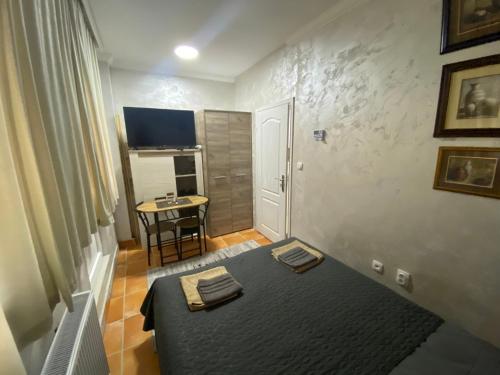 A bed or beds in a room at Apartmani Vrabac 4