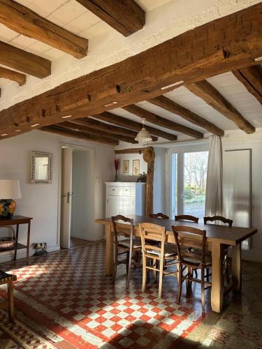- une cuisine avec une table à manger et des chaises dans l'établissement Casa Borgognona, à Vitteaux