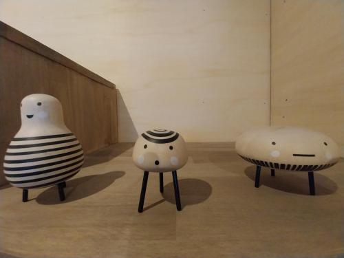 three white ottomans sitting on display in a room at Chalet Le Côme in Mazaye