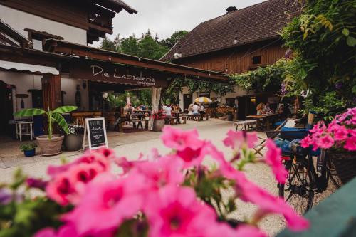 A restaurant or other place to eat at Die Labsalerie - Urlauben am Wörthersee
