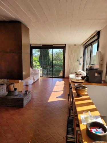 Cette grande chambre dispose d'une cuisine avec une grande fenêtre. dans l'établissement Charming house in private estate, à Bormes-les-Mimosas