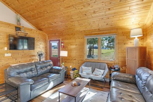 Posezení v ubytování The HiDDEN HAVEN, Book your stay for NFL DRAFT & Road America