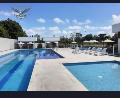 a large swimming pool with a bird flying over it at Casa disponível para a COP in Ananindeua