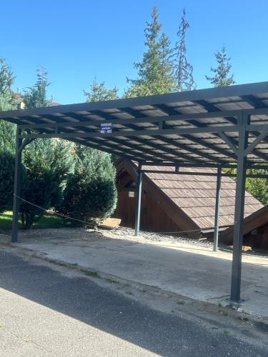 Το κτήριο όπου στεγάζεται  το διαμέρισμα