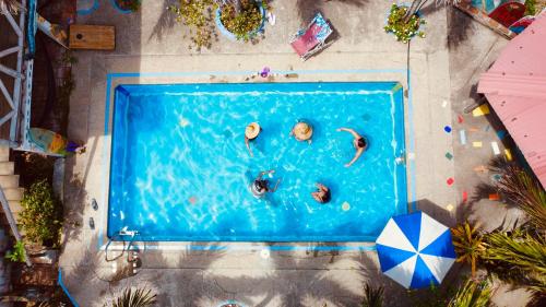 Una vista aérea de una piscina con gente en ella. en Viejamar B&B, en Puerto López