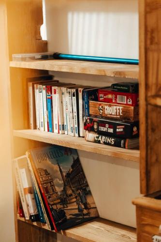 a book shelf filled with lots of books at La Cabana FaVa in Chaumont-Gistoux