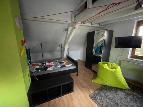 a small room with a bed and a mirror at Wolfshof in Welling