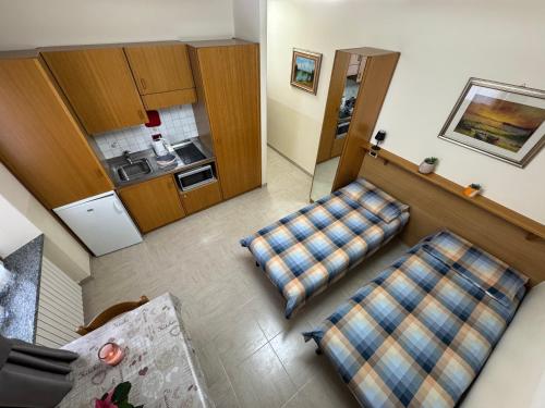 z widokiem na salon z 2 poduszkami w obiekcie Casa Norberto w Livigno