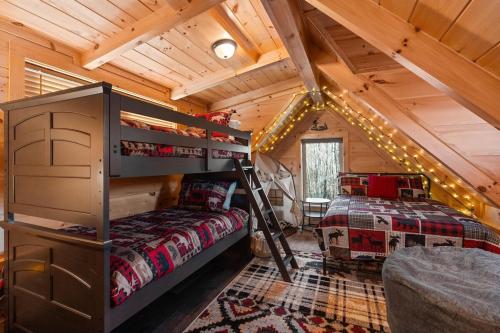 a bedroom with two bunk beds in a cabin at Woodlake Log Cabin in Elk Park