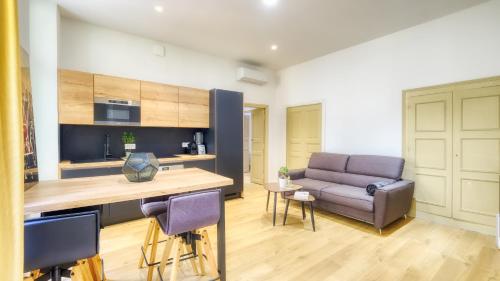 un salon avec un canapé et une table dans l'établissement Suite Paoli by Monarca Business and Holidays - Bastia, à Bastia