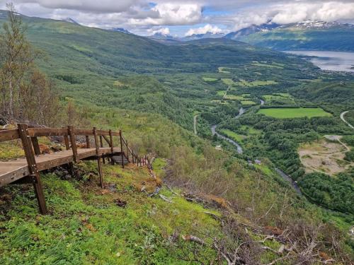a bench on top of a hill overlooking a valley at Cabin with lovely view in Lakså