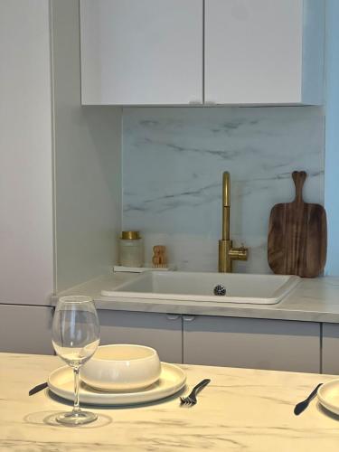 - une table avec une assiette et un verre de vin dans l'établissement Appartement Nemausus XIX, à Nîmes