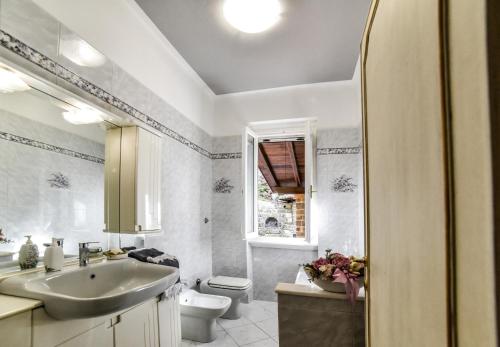 Koupelna v ubytování Villa Marinelli with private pool, hot tub and garden, Tuscany