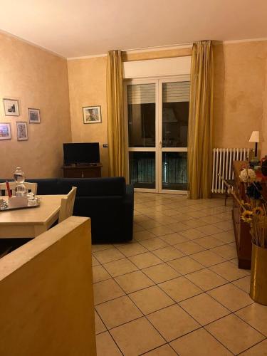a living room with a couch and a table at Albenga La Romantica in Albenga
