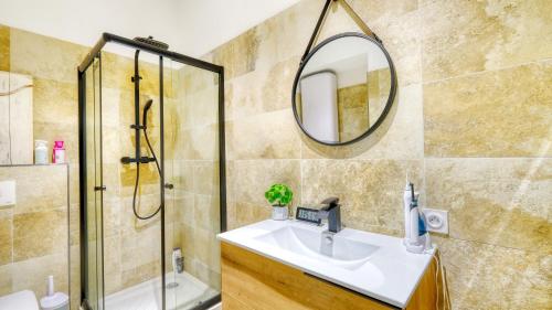 a bathroom with a sink and a shower and a mirror at Suite Paoli by Monarca Business and Holidays - Bastia in Bastia