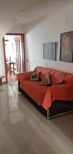 a large red couch in a living room at Rosa del Mare in Portovenere