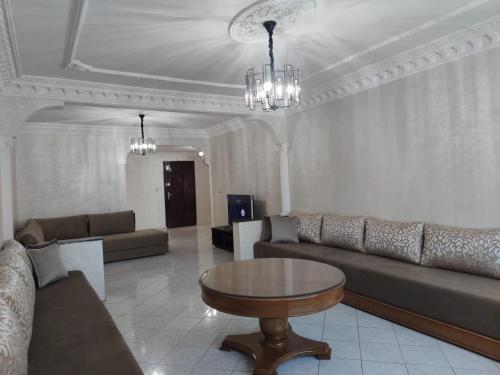 - un salon avec des canapés et une table dans l'établissement Appartement de standing, à Casablanca
