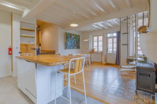 une cuisine et une salle à manger avec une table et des chaises dans l'établissement Lancharre, à Chapaize