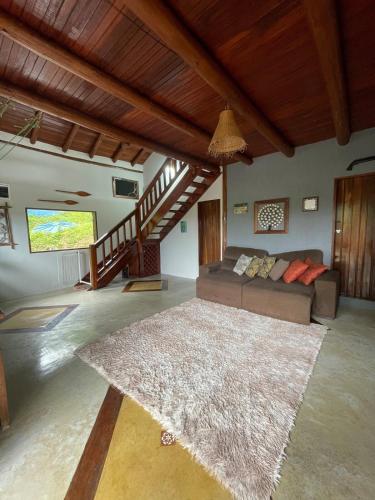 a living room with a couch and a rug at Casa do Noé in Paraty