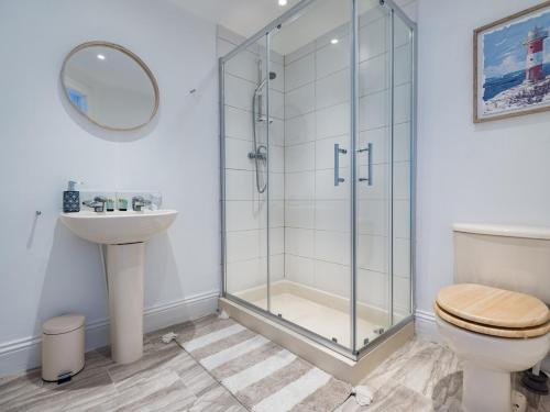 タインマスにあるLongsands House, Tynemouth Victorian Residenceのシャワー、トイレ、洗面台を備えたバスルーム