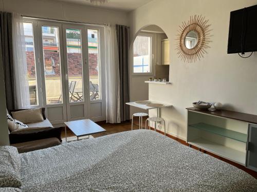 Studio with large terrace sea view 4th floor