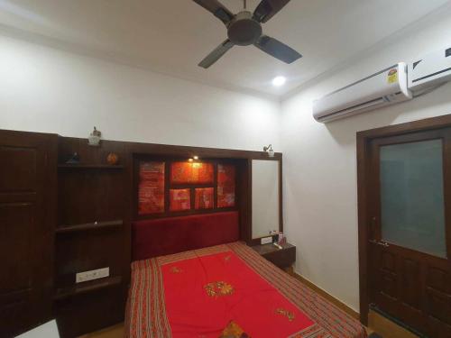 En eller flere senge i et værelse på Shri Villa Boutique Homestay