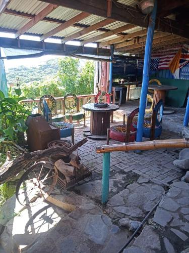 Eagles Nest hostel plus self catering private unitsにあるパティオまたは屋外エリア