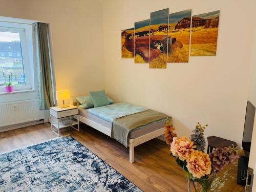 ゾーリンゲンにあるMonteurwohnung oder Messewohnung inklusive Fitness Studioのベッドと窓のある部屋