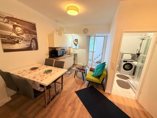 ゾーリンゲンにあるMonteurwohnung oder Messewohnung inklusive Fitness Studioの小さなアパートメントで、テーブル、キッチンが備わります。