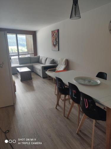 un salon avec une table et un canapé dans l'établissement Superbe appartement de 66m2 aux pieds des pistes, à Villard-de-Lans